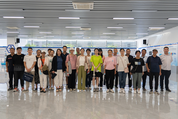 河北大學(xué)高級(jí)研修班學(xué)員參加英利“雙碳”主題開放日活動(dòng)
