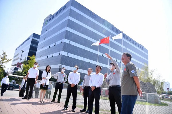 建行河北省分行黨委書記、行長陳中新一行到英利集團(tuán)參觀考察
