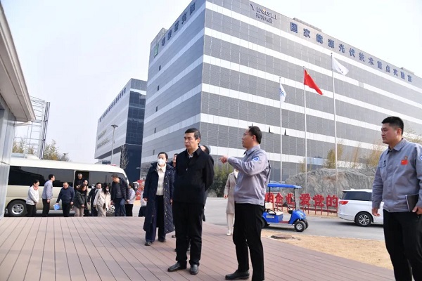 住建部標準定額司調(diào)研組一行到英利集團參觀調(diào)研
